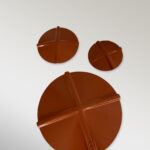 3 chapeaux chinois posés sur le sol.