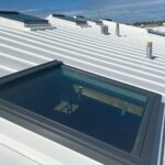 Costières zinc posées sur une toiture.