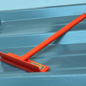 La pince bac acier est posée sur le bac.