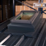 Costière posée sur toiture bac acier coloris RAL 7016.