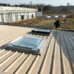 Deux costières bac acier avec un dôme posé dessus.