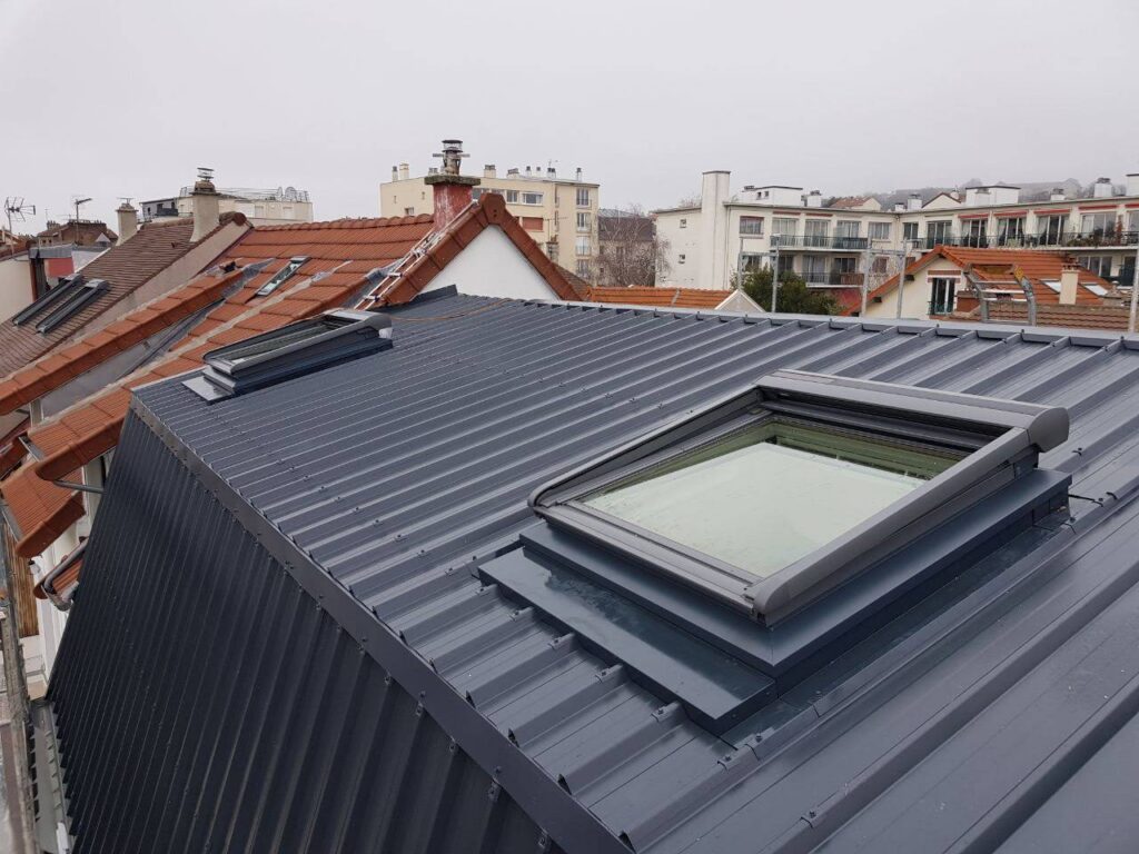 Chantier de pose de costière bac acier terminé.