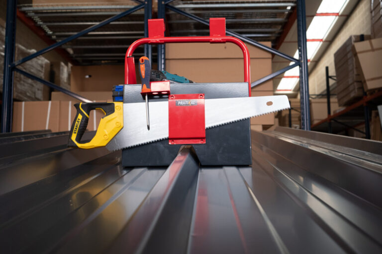 Caisse outil couvreur positionné sur l'onde d'un bac acier.