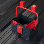 Caisse outil couvreur vide sur une onde d'une toiture.