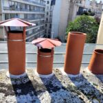 Deux chapeaux pare pluie posés sur un toit.