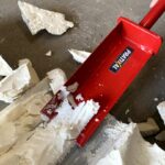 La pelle démousse l'isolant du bac acier.