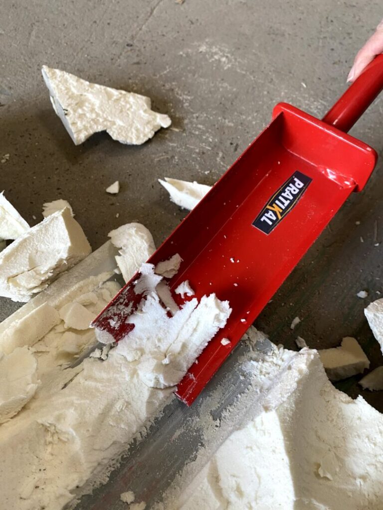 La pelle démousse l'isolant du bac acier.