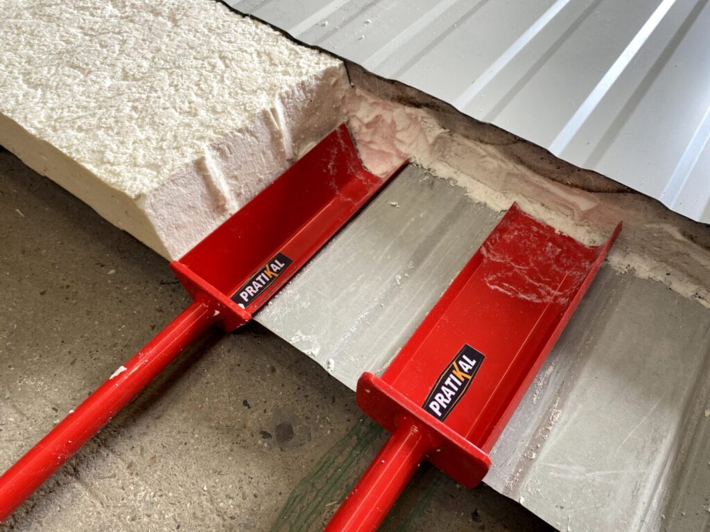 L'isolant du bac acier a été démoussé par les deux pelles.