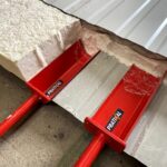 L'isolant du bac acier a été démoussé par les deux pelles.