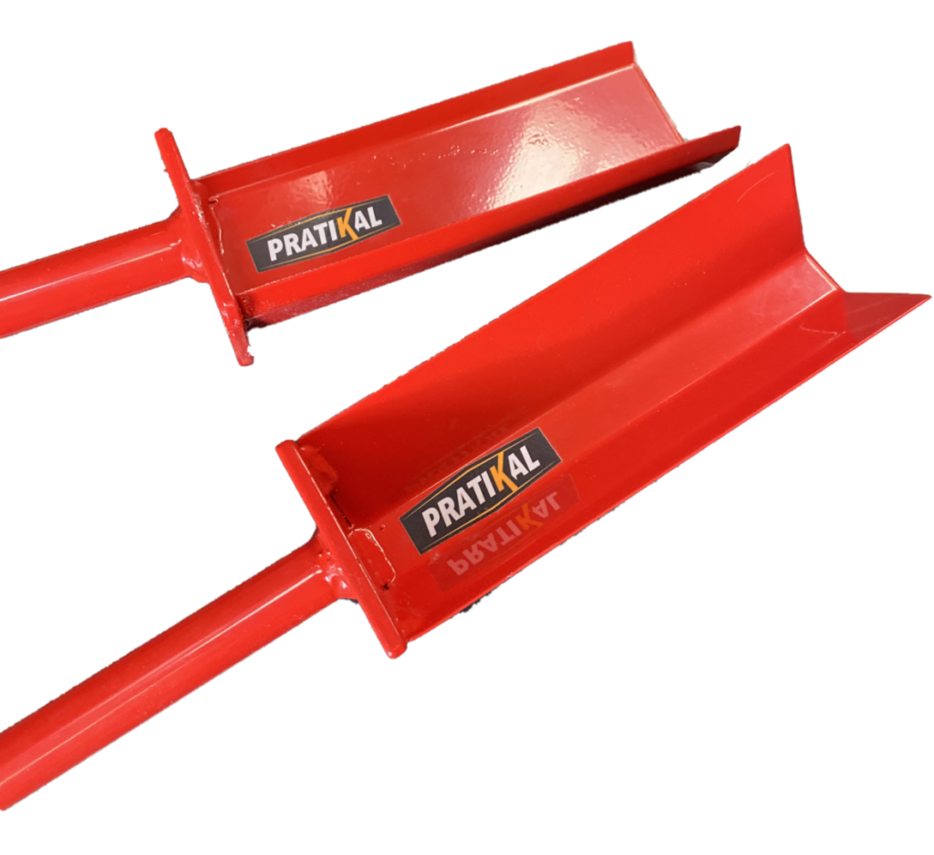 Deux pelles pour faire le démoussage du bac acier.