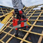 Couvreur en train de travailler avec le seau du couvreur.