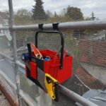 Panier porte outils accroché à un échafaudage.