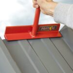 Le couvreur remonte l'onde du bac avec la pince.