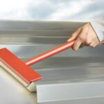 Le couvreur plie l'onde du bac acier.