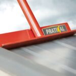 La pince relève l'onde du bac acier.