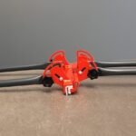 La pince à joint debout dépliée est posée sur la table.