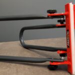 Pince à joint debout est équipée d'un manche réglable.