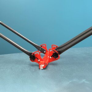 La pince à joint debout posée sur une table.