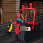 Caisse outil couvreur posé sur un bac acier.