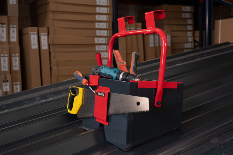 Caisse outil couvreur posé sur un bac acier.