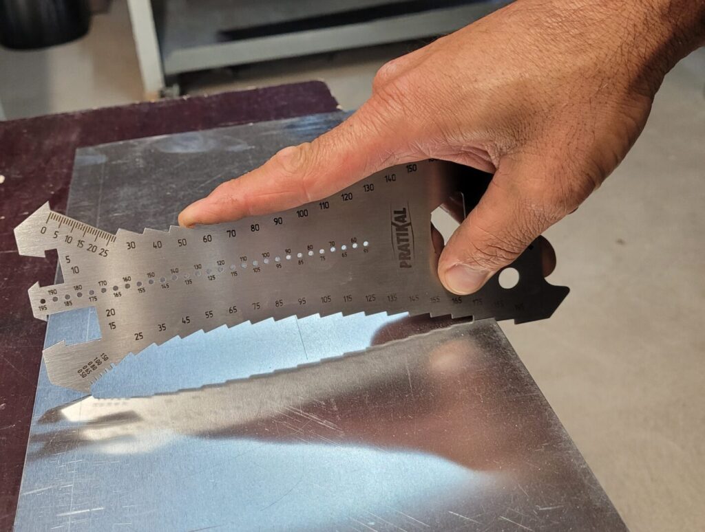 La tracette à zinc est utilisée pour tracer une feuille de zinc.