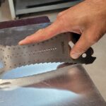 La tracette à zinc est utilisée pour tracer une feuille de zinc.